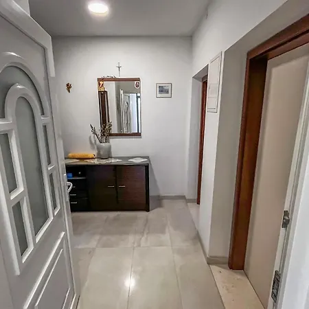 1 Bedroom In Lägenhet Duće